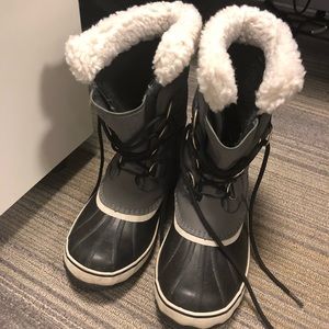 Sorel women’s snow boots - size 8 - barely worn